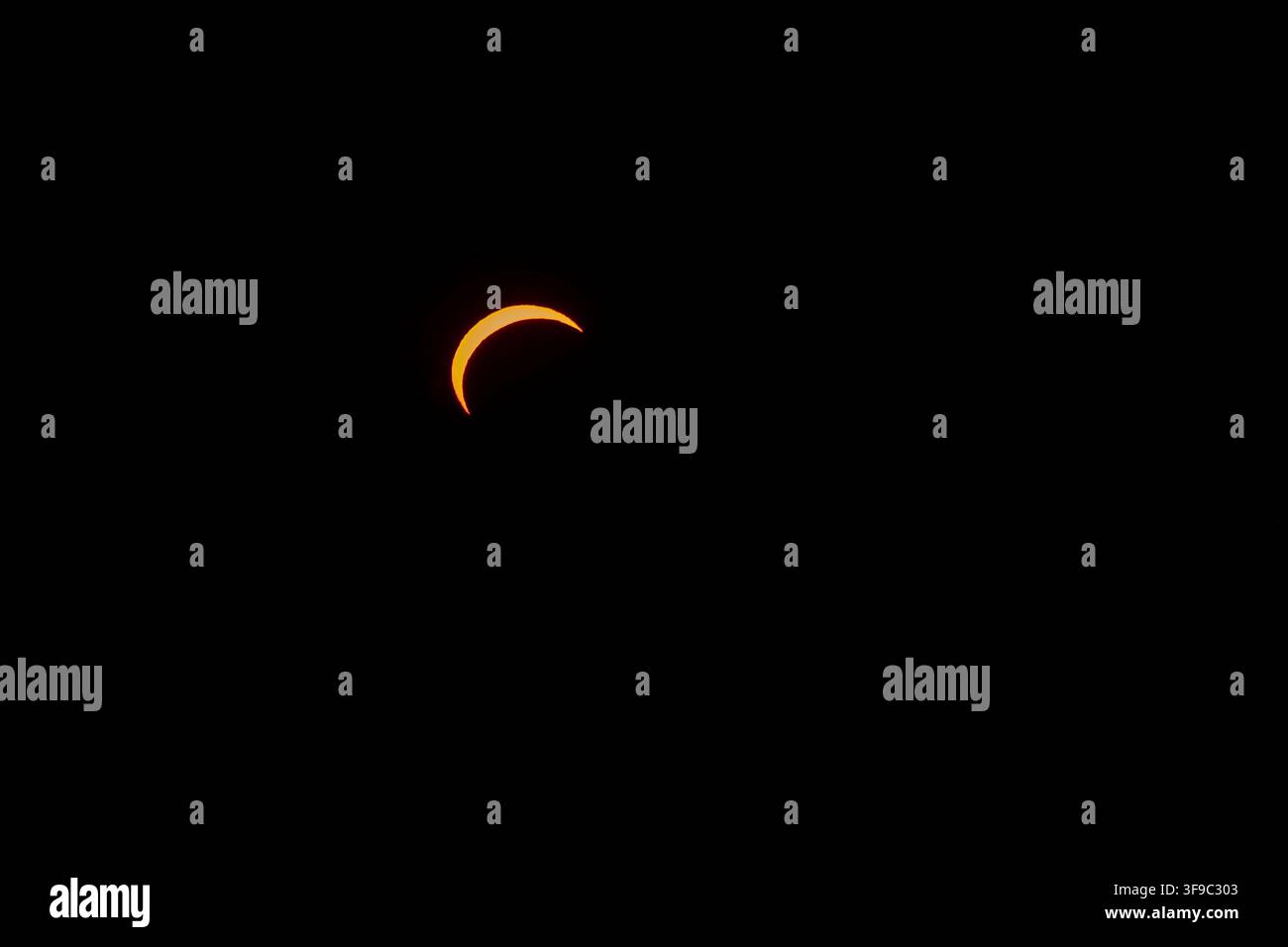Sonnenfinsternis vom 12. August 2026, gesehen von der Küste Livornos, Italien, kurz vor Sonnenuntergang Stockfoto