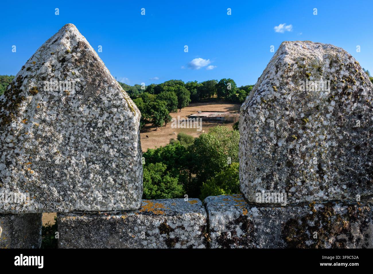 Alte Steinmauern rahmen eine ländliche Landschaftsansicht ein Stockfoto