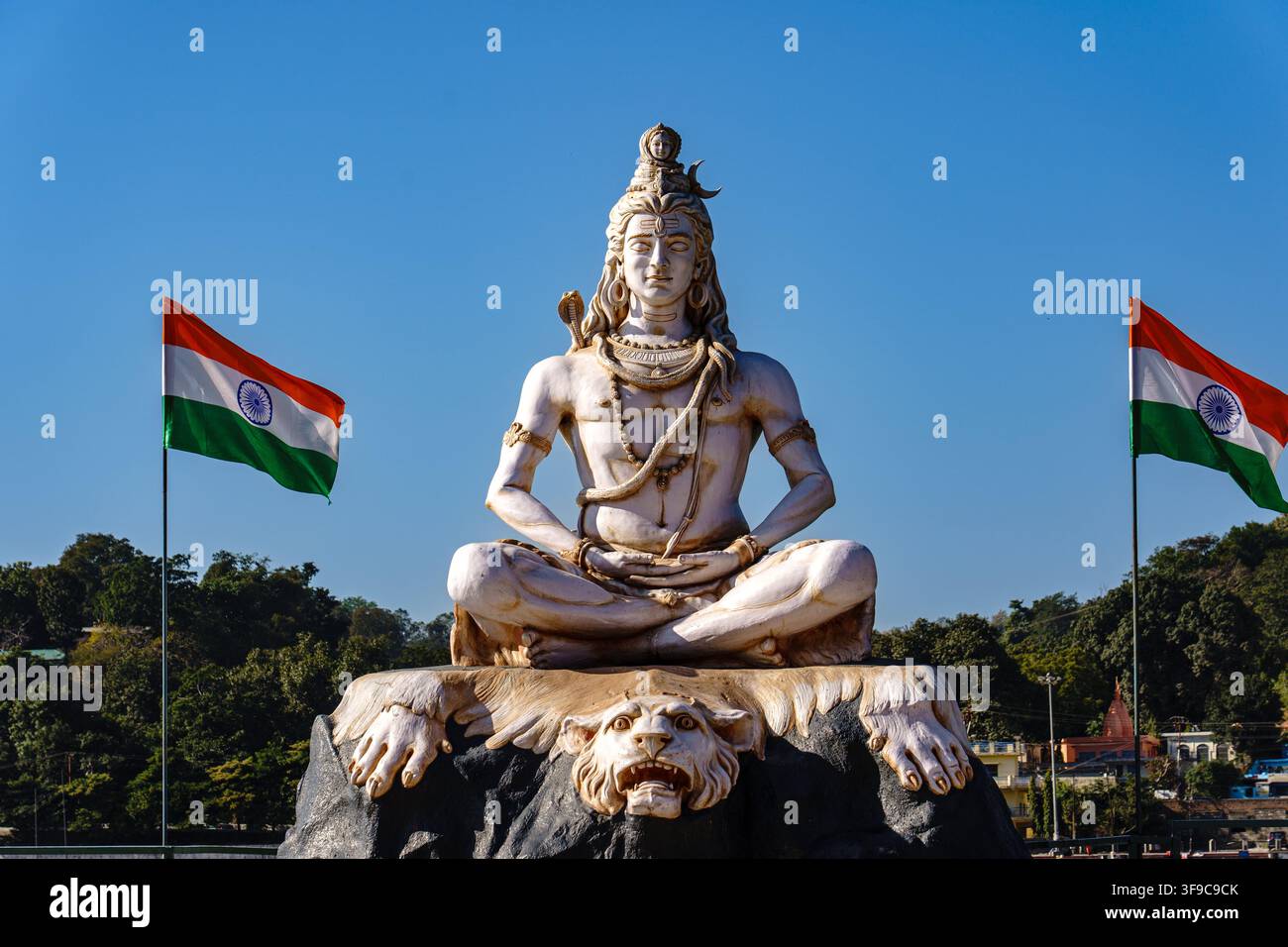 Indien. Uttarakhand. Rishikesh. Die monumentale Statue des Gottes Shiva, dargestellt in Meditation Stockfoto