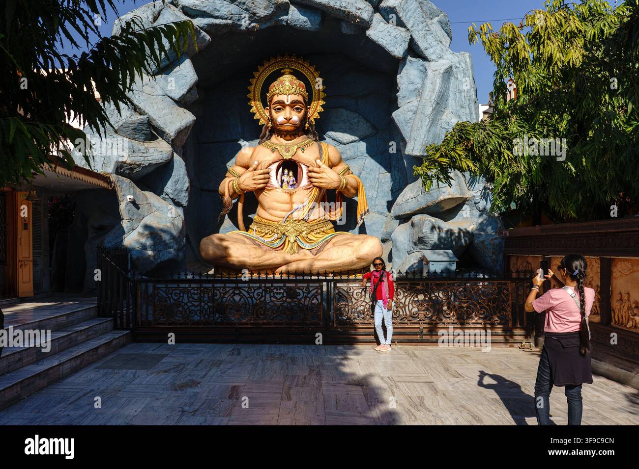 Indien. Uttarakhand. Rishikesh. Eine monumentale Statue des hinduistischen Gottes Hanuman, dessen Brust gespalten ist, um Rama und Sita zu enthüllen Stockfoto