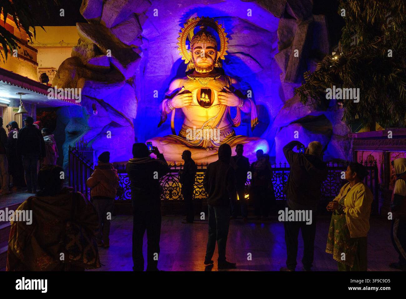 Indien. Uttarakhand. Rishikesh. Touristen, die vor einer monumentalen Statue des hinduistischen Gottes Hanuman Fotos machen Stockfoto