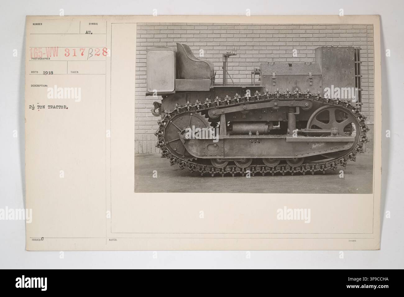Ein 2 1/2-Tonnen-Traktor, hergestellt von Holt Manufacturing Co., wird getestet. Stockfoto