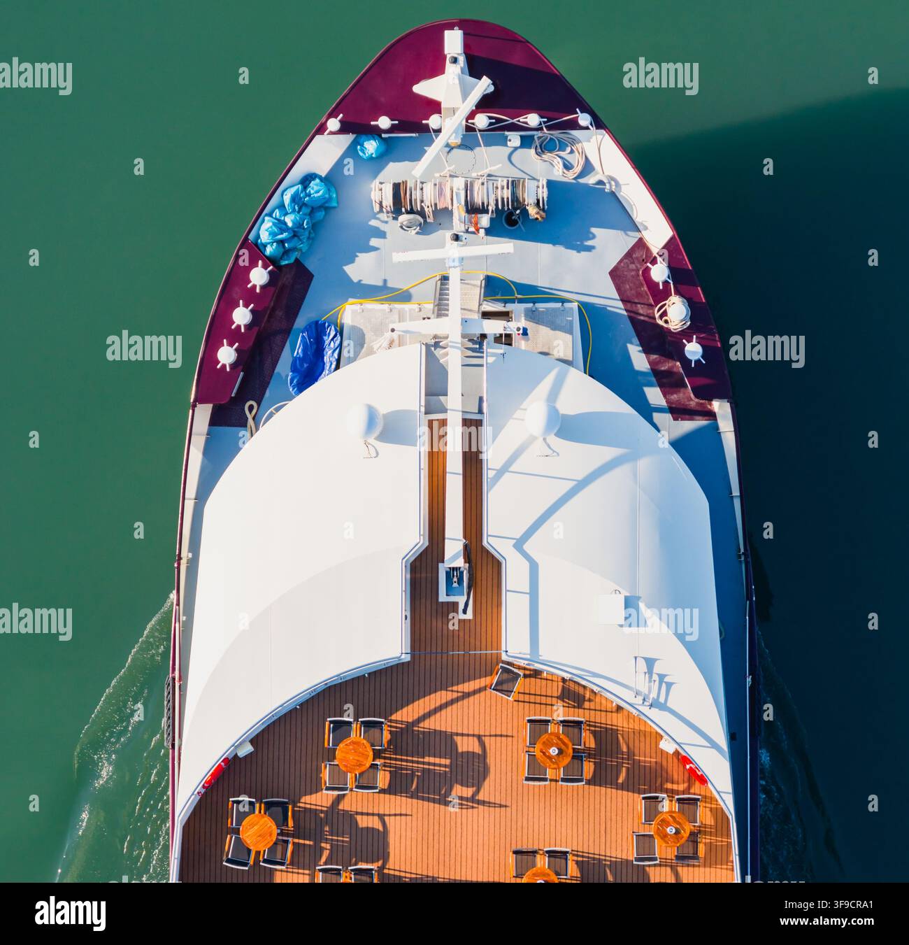 Luftaufnahme eines Flussschiff-Bug auf der Rhône, zeigt ein symmetrisches Deck mit Navigationsausrüstung und Sitzgelegenheiten im Freien in Saulce-sur-Rhone Stockfoto