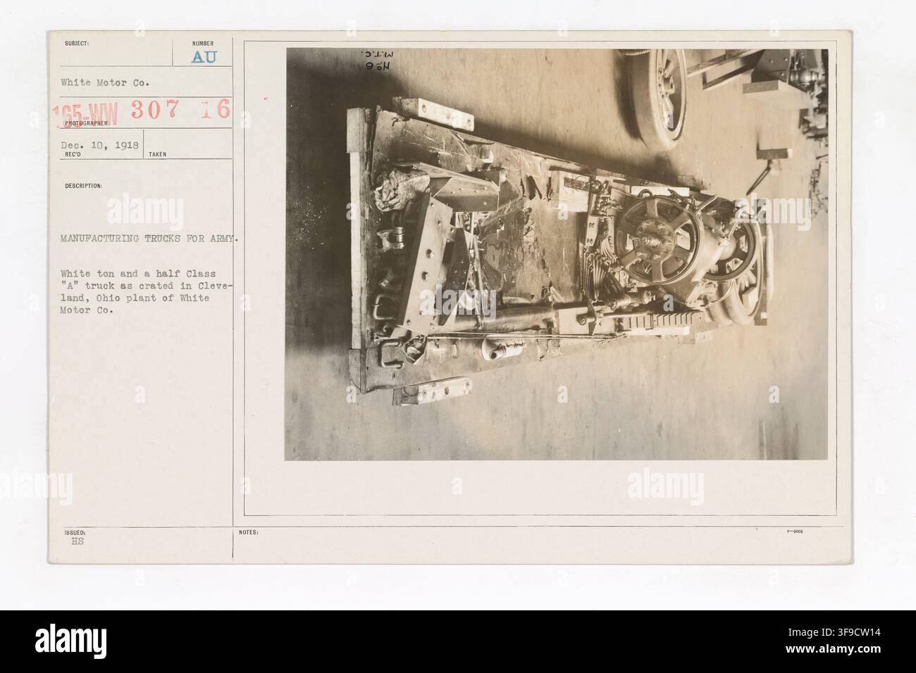 Ein weißer eineinhalb Tonnen Class 'A' Truck, der für die Armee hergestellt wurde, wie er im Werk der White Motor Co in Cleveland, Ohio, während des Ersten Weltkriegs verpackt wurde. Stockfoto