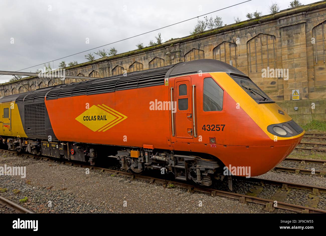 Colas Rail HST-Triebfahrzeug 43257 im Wartungs- oder Infrastrukturdienst, England, UK. Stockfoto
