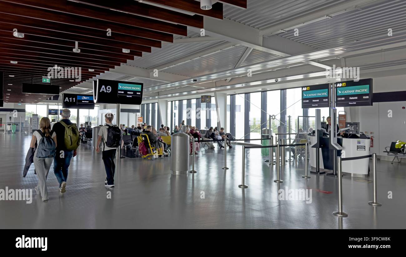 Passagiere im modernen, geräumigen Abflugbereich des Terminals 2 am Flughafen Manchester, England, UK, während einer geschäftigen Feiertagsreisezeit. Stockfoto