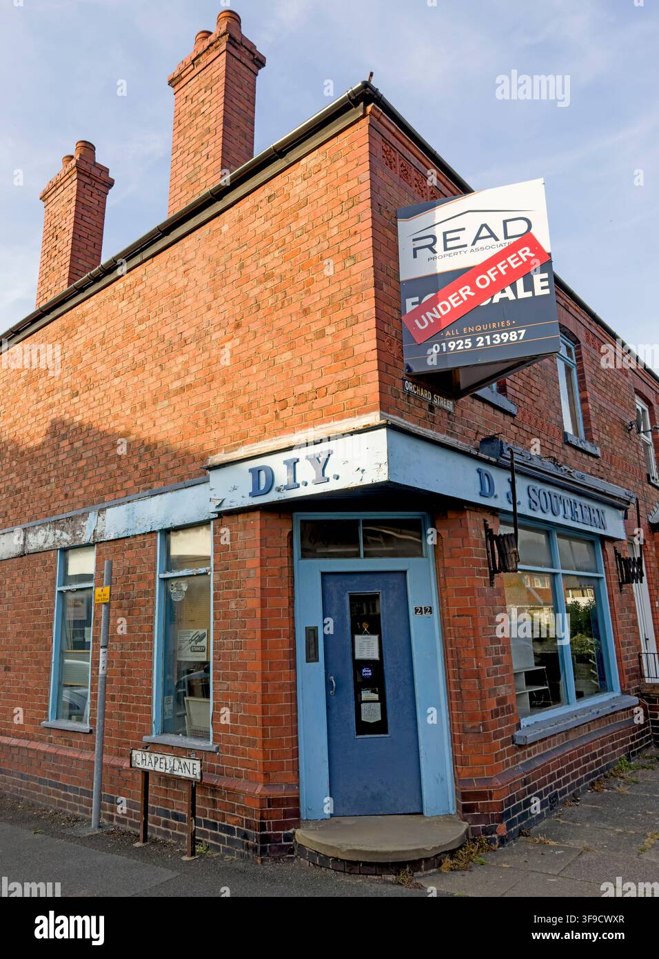 Unabhängiges Maklerbüro mit Immobilien-Schild an einer Straßenecke in England, UK. Stockfoto