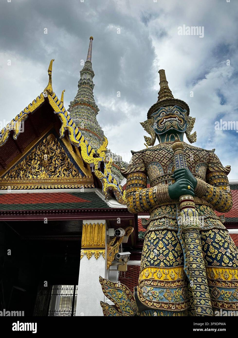 Tempelwächter, verziertes Dach und spitze Turmspitze (Bangkok, Thailand) Stockfoto