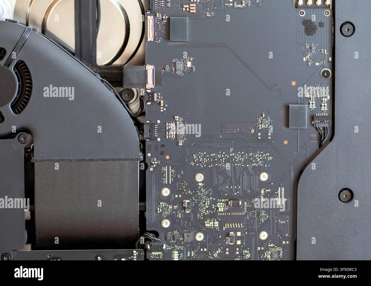 Nahaufnahme eines Computermotherboards mit komplexen Schaltkreisen und Komponenten, die elektronische Verbindungen und Hardware-Details zeigen Stockfoto