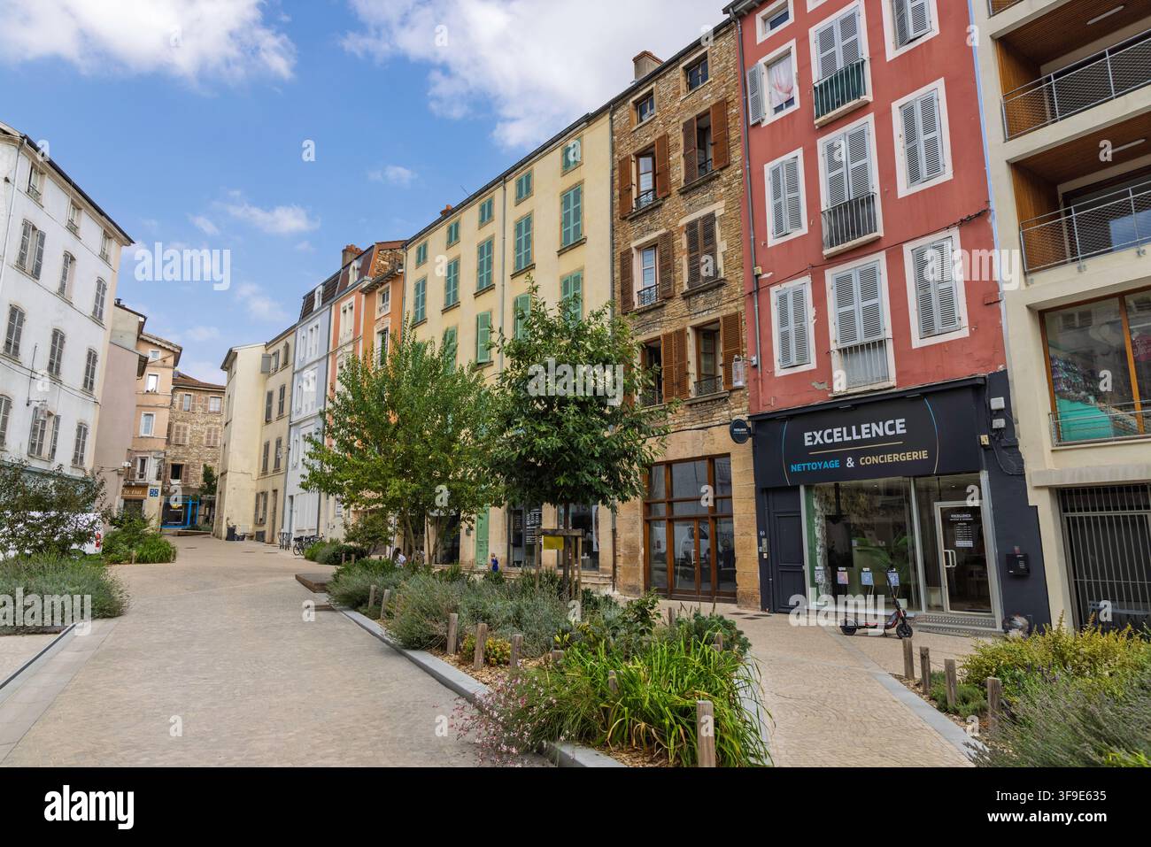 Macon, Frankreich - 01. August 2026: Straßenansicht mit farbenfrohen traditionellen historischen Wohnhäusern und Geschäften in der Innenstadt von Macon. Stockfoto
