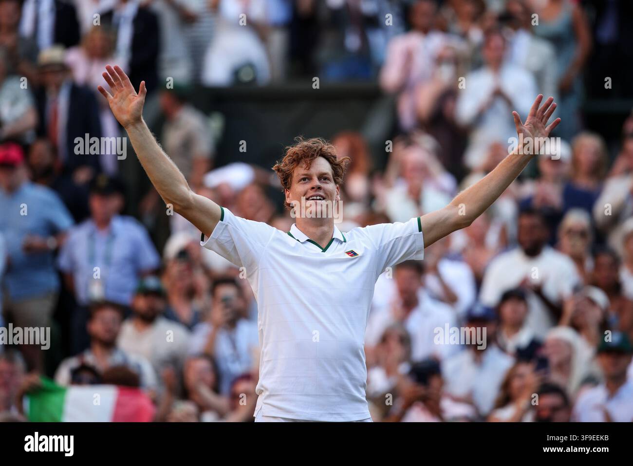 Italienischer Tennisspieler Jannik Sinner feiert in Wimbledon, London, Großbritannien. Stockfoto