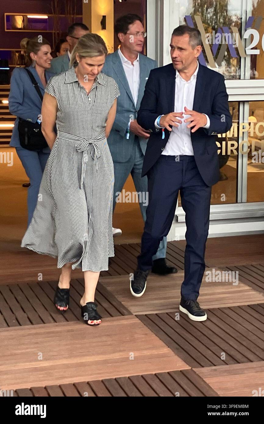 Aachen, Deutschland. 15. Aug., 2026. IOC-Präsidentin Kirsty Coventry und IOC-Mitglied Michael Mronz im Gespräch. IOC-Präsidentin Kirsty Coventry traf sich mit Vertretern des deutschen Olympia-Bewerbung am Rande der Weltreiterspiele in Aachen. Credit: Michel Rossmann/dpa/Alamy Live News Stockfoto
