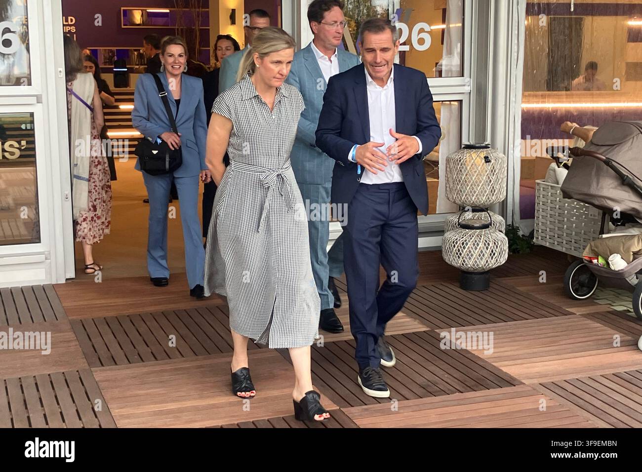 Aachen, Deutschland. 15. Aug., 2026. IOC-Präsidentin Kirsty Coventry und IOC-Mitglied Michael Mronz im Gespräch. IOC-Präsidentin Kirsty Coventry traf sich mit Vertretern des deutschen Olympia-Bewerbens am Rande der Weltreiterspiele in Aachen. Credit: Michael Rossmann/dpa/Alamy Live News Stockfoto