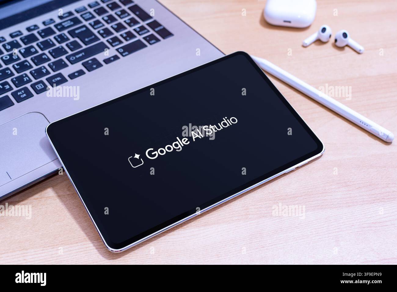 Google AI Studio App-Logo auf einem Apple iPad-Bildschirm. Stockfoto