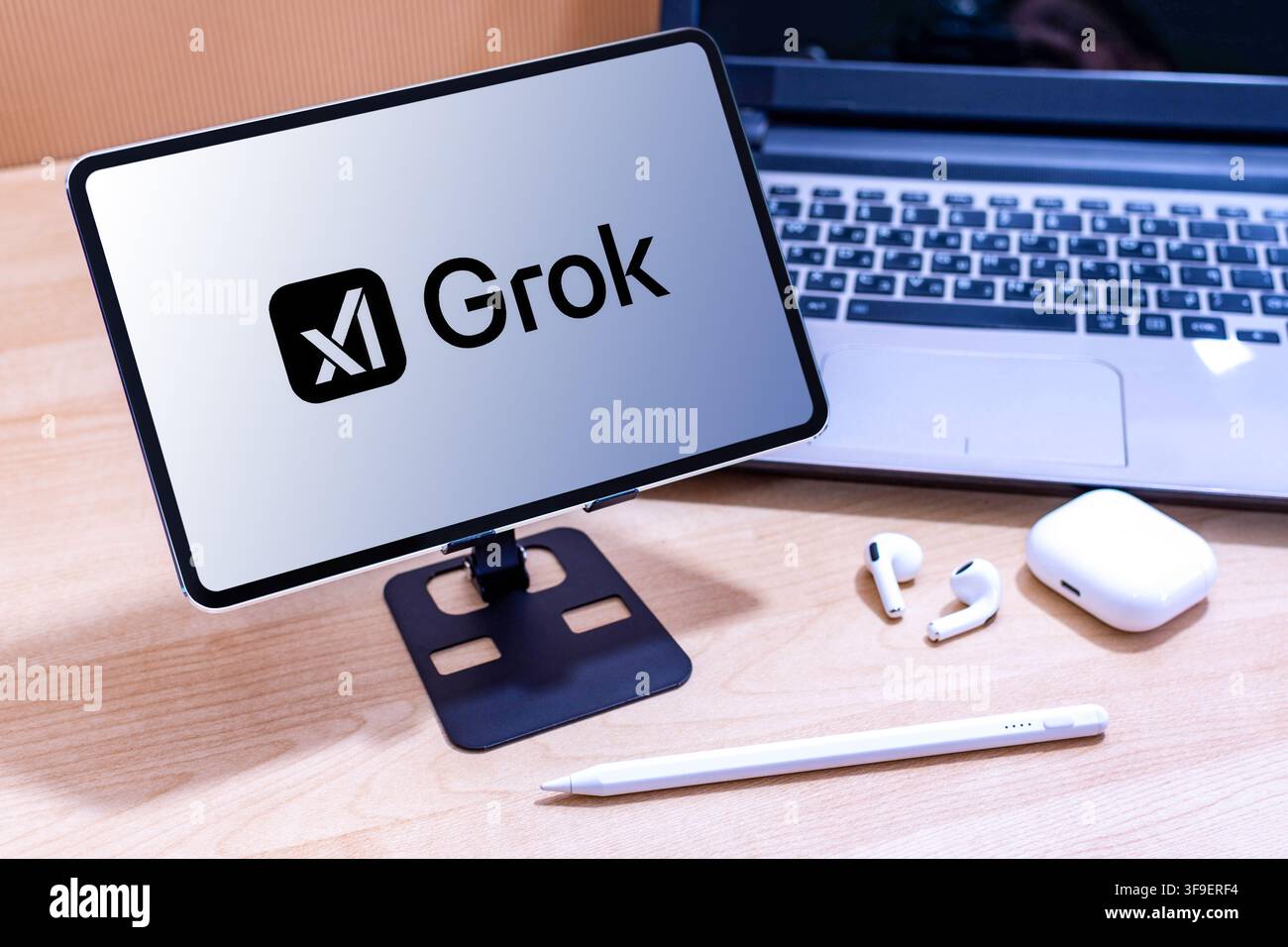 Grok AI-Logo auf einem Apple iPad-Bildschirm. Stockfoto
