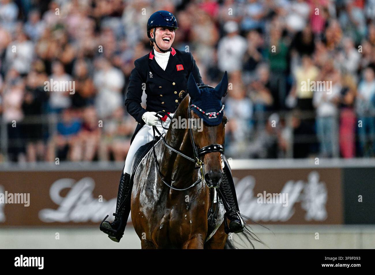 Aachen, Deutschland. 15. Aug., 2026. Pferdesport: Weltmeisterschaften, Dressur, Grand Prix Freestyle. Die britische Dressurreiterin Becky Moody feiert während des Rittes auf Jagerbomb. Credit: Uwe Anspach/dpa/Alamy Live News Stockfoto