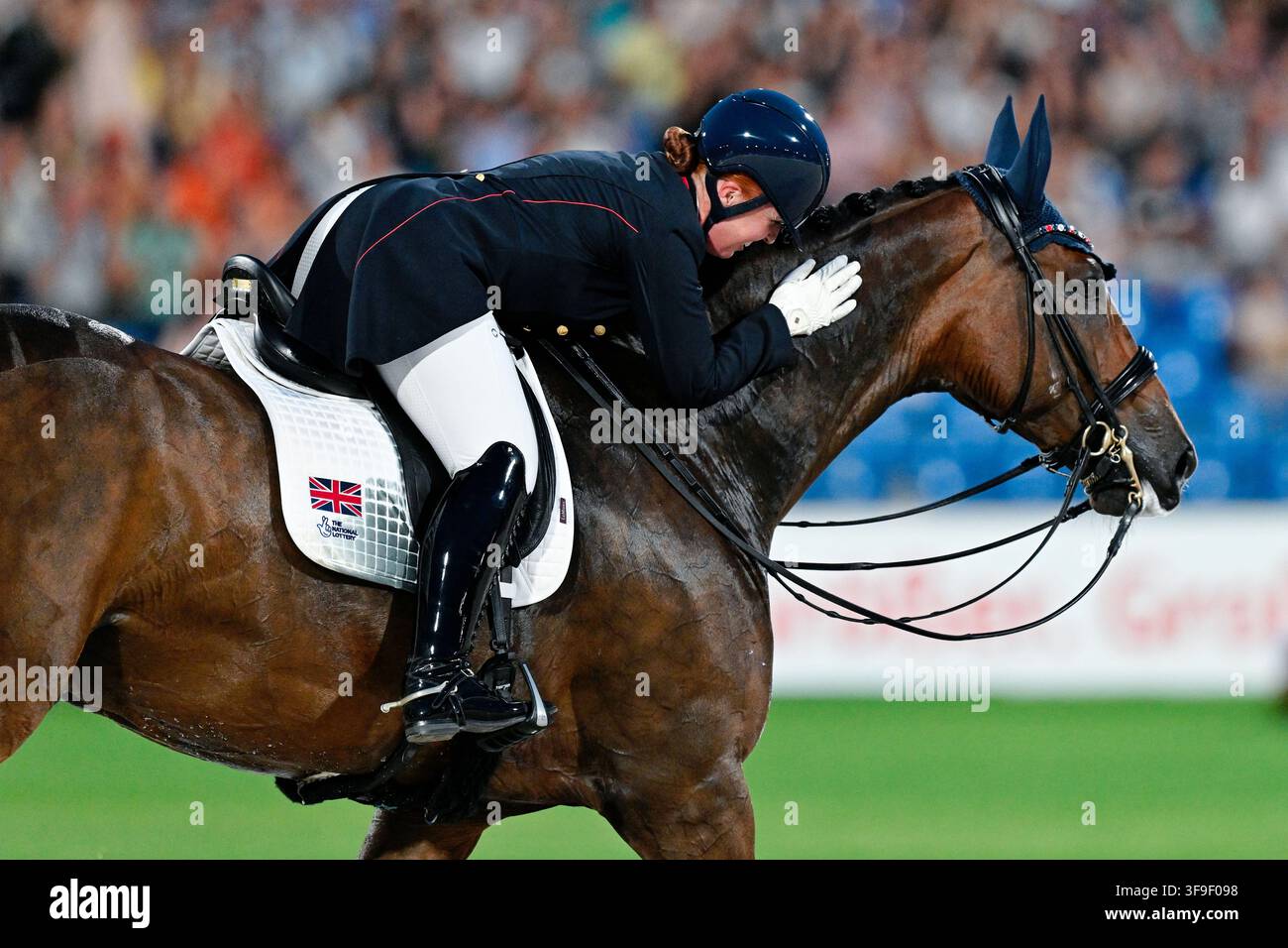 Aachen, Deutschland. 15. Aug., 2026. Pferdesport: Weltmeisterschaften, Dressur, Grand Prix Freestyle. Die britische Dressurreiterin Becky Moody feiert während des Rittes auf Jagerbomb. Credit: Uwe Anspach/dpa/Alamy Live News Stockfoto