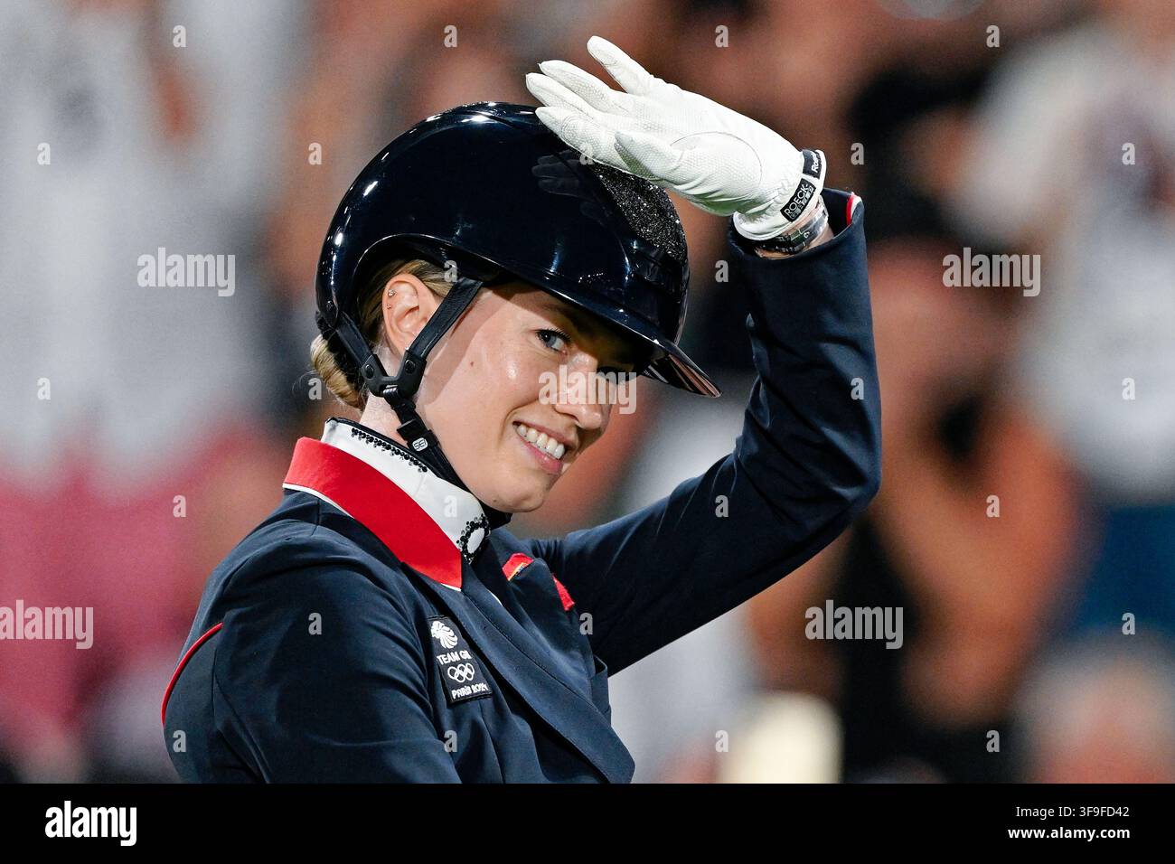 Aachen, Deutschland. 15. Aug., 2026. Pferdesport: Weltmeisterschaften, Dressur, Grand Prix Freestyle. Die britische Dressurreiterin Charlotte Fry, die Glamourdale reitet, ist begeistert. Credit: Uwe Anspach/dpa/Alamy Live News Stockfoto
