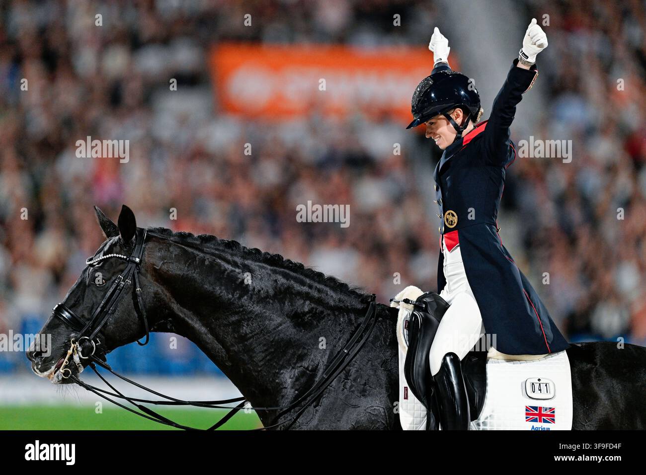 Aachen, Deutschland. 15. Aug., 2026. Pferdesport: Weltmeisterschaften, Dressur, Grand Prix Freestyle. Die britische Dressurreiterin Charlotte Fry, die Glamourdale reitet, ist begeistert. Credit: Uwe Anspach/dpa/Alamy Live News Stockfoto