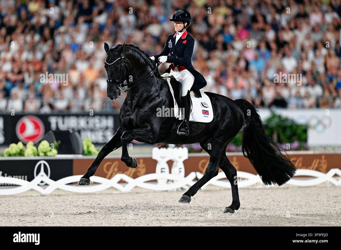 Aachen, Deutschland. 15. Aug., 2026. Pferdesport: Weltmeisterschaften, Dressur, Grand Prix Freestyle. Die britische Dressurreiterin Charlotte Fry, auf Glamourdale, kämpft auf der Bahn. Credit: Uwe Anspach/dpa/Alamy Live News Stockfoto