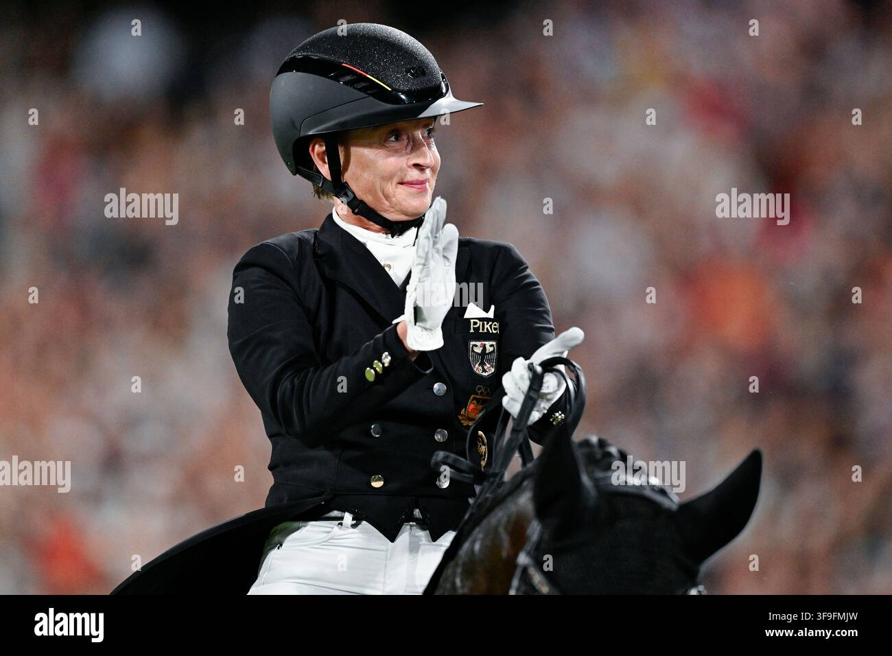 Aachen, Deutschland. 15. Aug., 2026. Reitsport: Weltmeisterschaften, Dressur, Grand Prix Freestyle. Die deutsche Dressurreiterin Isabell Werth, die Wendy de Fontaine reitet, ist begeistert. Credit: Uwe Anspach/dpa/Alamy Live News Stockfoto