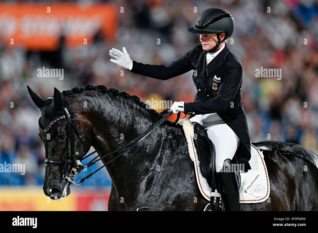 Aachen, Deutschland. 15. Aug., 2026. Reitsport: Weltmeisterschaften, Dressur, Grand Prix Freestyle. Die deutsche Dressurreiterin Isabell Werth, die Wendy de Fontaine reitet, ist begeistert. Credit: Uwe Anspach/dpa/Alamy Live News Stockfoto