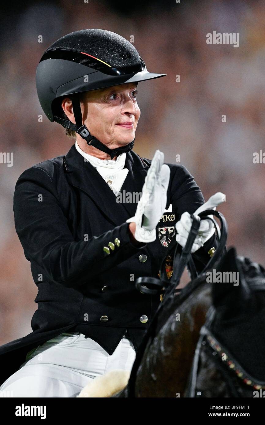 Aachen, Deutschland. 15. Aug., 2026. Reitsport: Weltmeisterschaften, Dressur, Grand Prix Freestyle. Die deutsche Dressurreiterin Isabell Werth, die Wendy de Fontaine reitet, ist begeistert. Credit: Uwe Anspach/dpa/Alamy Live News Stockfoto