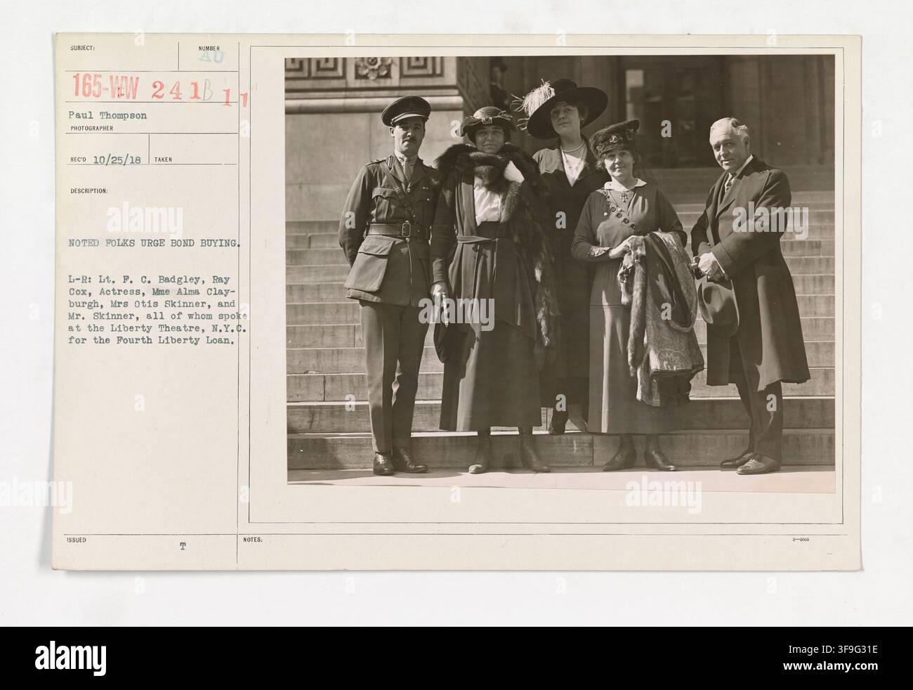 Leutnant F. C. Badgley, Ray Cox, Schauspielerin Alma Clayburgh, Mrs. Otis Skinner und Otis Skinner, ein amerikanischer Schauspieler, promoten den vierten Liberty Loan im Liberty Theatre in New York City. Stockfoto