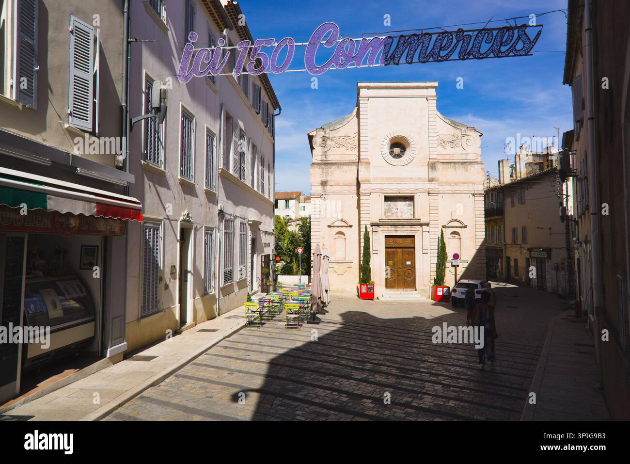 Eine Straßenansicht in Richtung Chapelle des Pénitents Noirs Sainte Anne im historischen Stadtzentrum von La Ciotat, Französische Riviera, Frankreich. Stockfoto