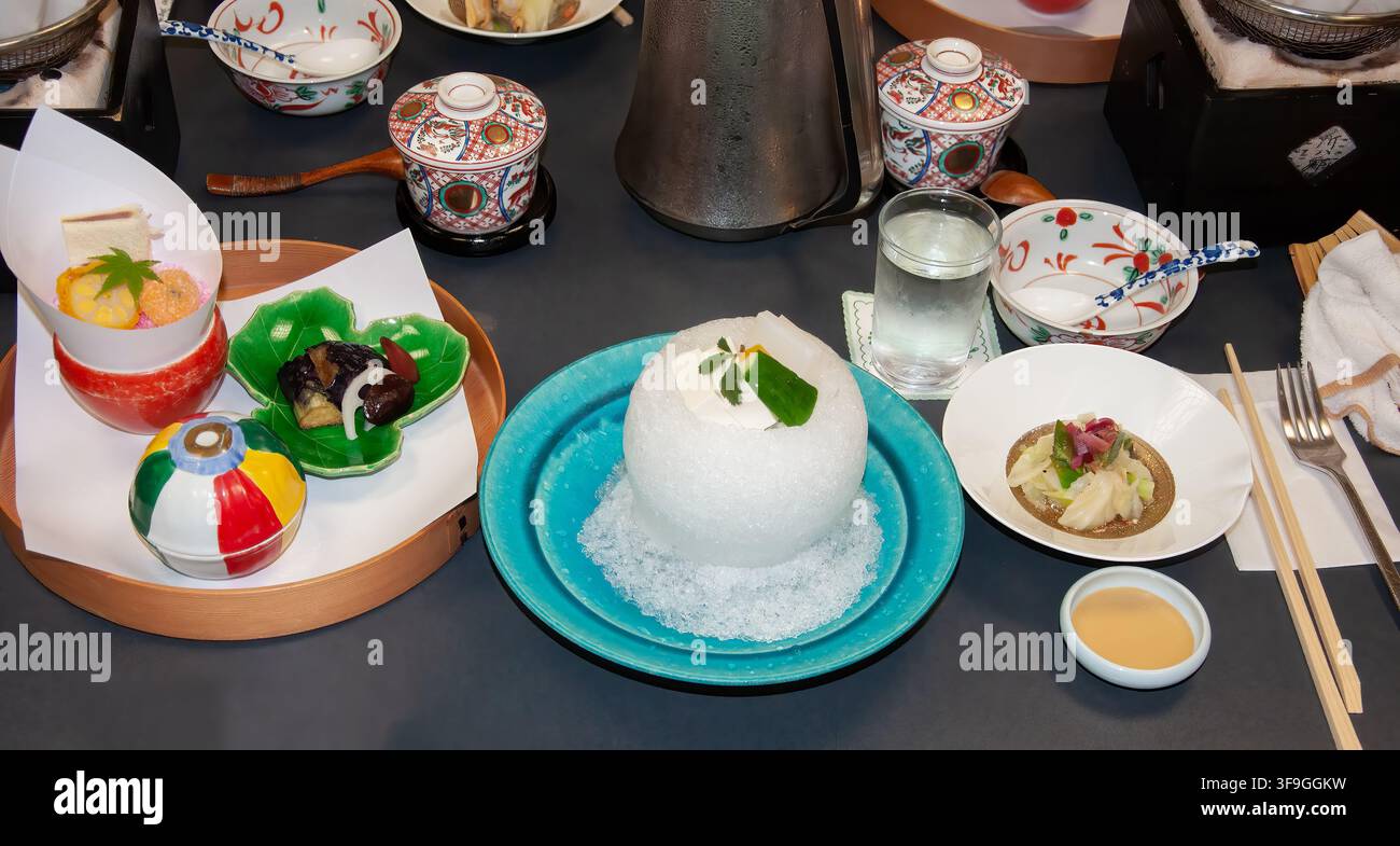 Verlockende Vorspeisen und Desserts in einem japanischen Restaurant in Japan mit Soßen und Stäbchen. Stockfoto