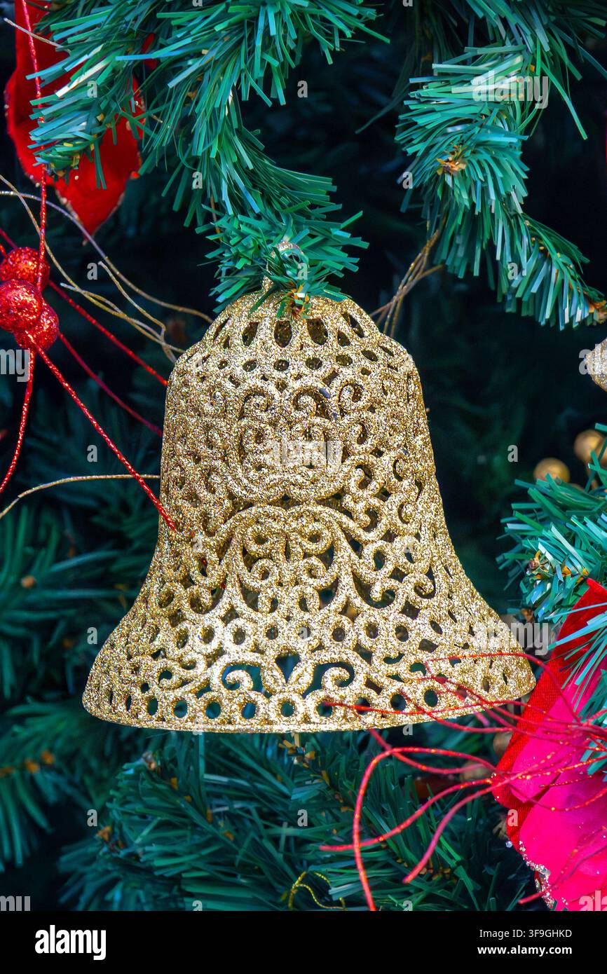 Retro funkelnde goldene Glocke als festliche Weihnachtsdekoration Stockfoto