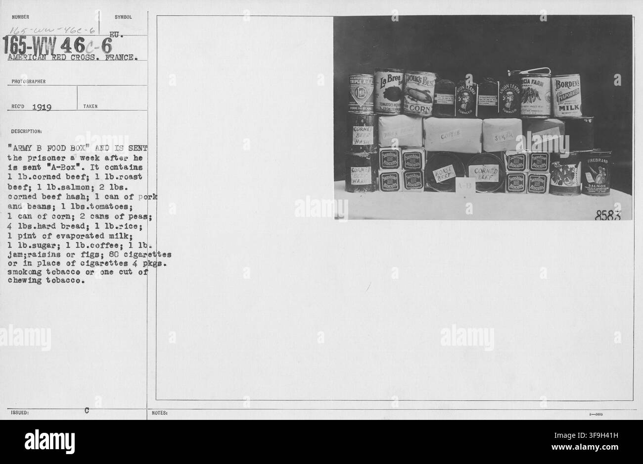 Eine amerikanische Rotkreuz-„Army B Lebensmittelbox“ für Kriegsgefangene, die verschiedene Lebensmittel und Zigaretten enthält, eine Woche nach Erhalt der „A-Box“ an Gefangene gesendet, als Teil der Hilfsmaßnahmen im Ersten Weltkrieg. Stockfoto