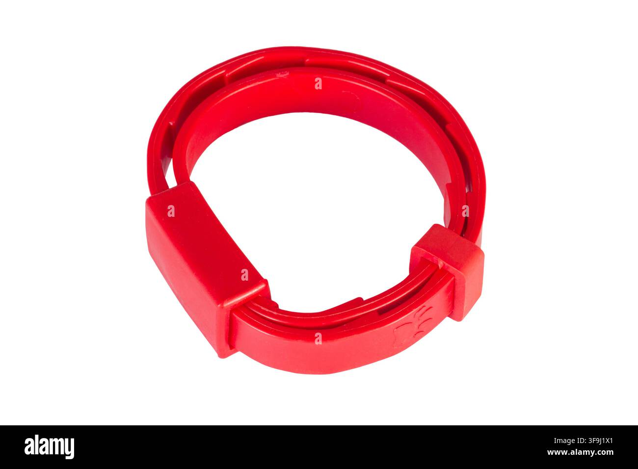 Roter Floh-Halsband für Katzen auf weißem Hintergrund. Haustierhalsband. Stockfoto