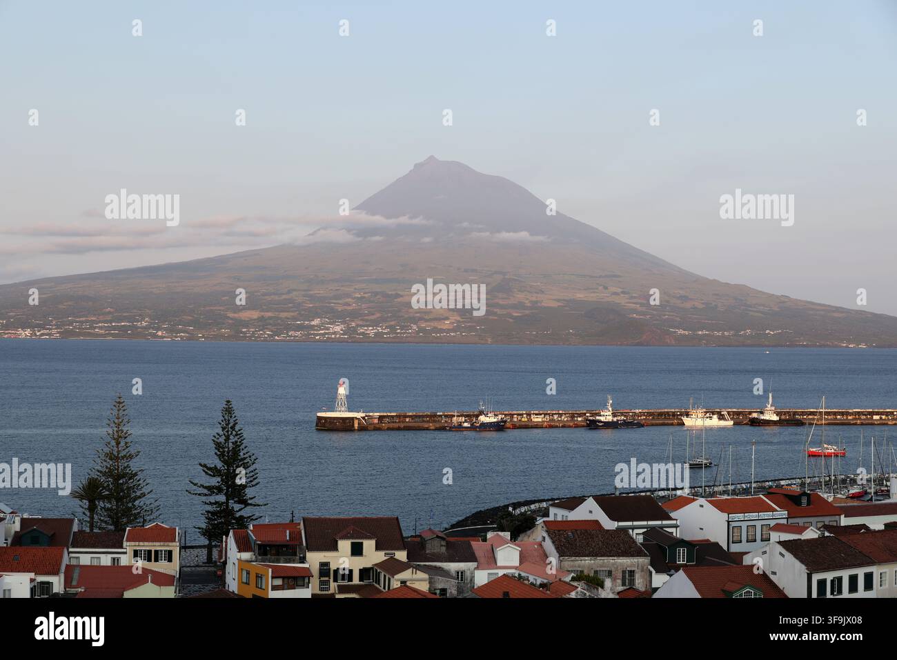Blick auf den Pico-Vulkan in den Abendstunden, Azoren, Portugal Stockfoto