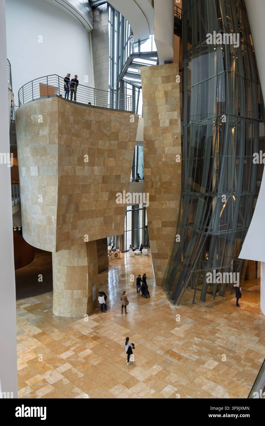 Das Atrium des Guggenheim-Museums Bilbao, entworfen vom legendären Architekten Frank Gehry, Bilbao, Spanien. Stockfoto