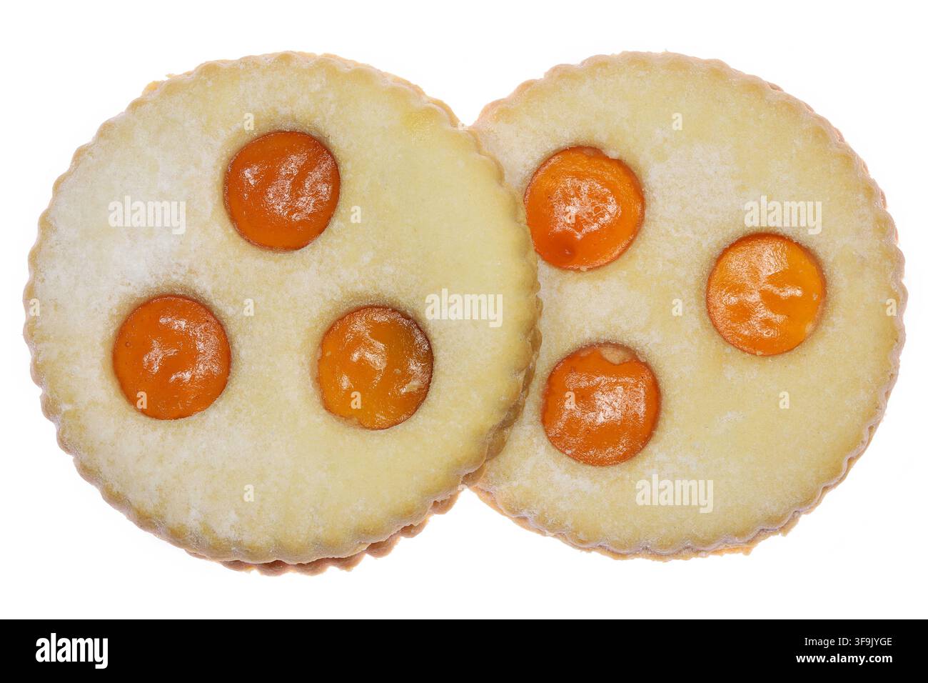 Linzer Augen, traditionelle österreichische mit Marmelade gefüllte Butterkeks, isoliert auf weißem Hintergrund Stockfoto