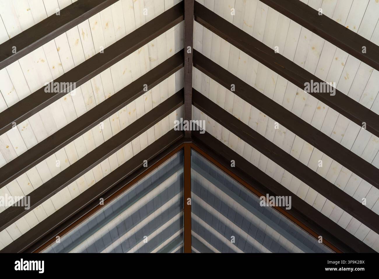 Symmetrische Holz Dachbalken und Sparren aus Innenansicht, geometrisches Deckenarchitekturmuster, Nahaufnahme Stockfoto