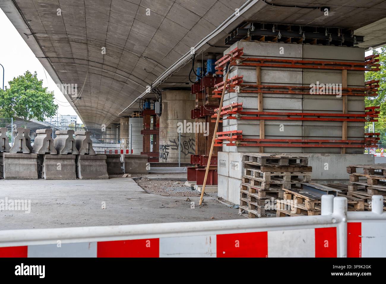 Vorübergehende Stützkonstruktionen und schwere Betonblöcke werden unter der beschädigten Autobahnbrücke in Dresden installiert, um einen Einsturz zu verhindern. Stockfoto