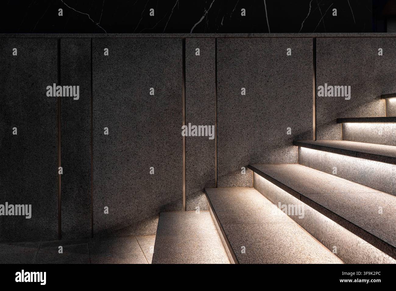 Moderne architektonische Granit-Treppe mit warmer LED-Beleuchtung Stockfoto