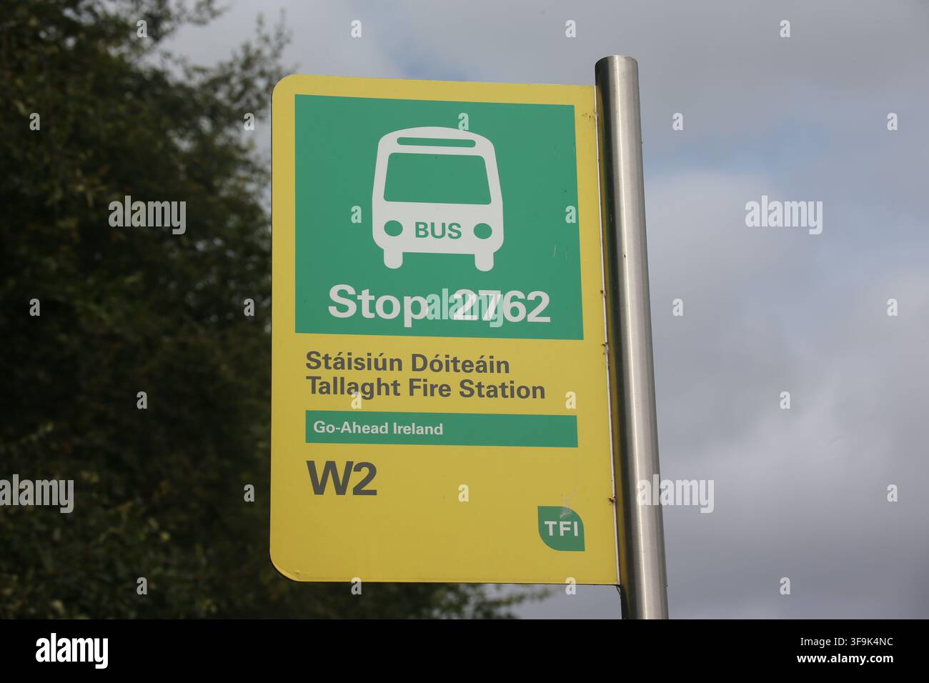 Tallaght, County Dublin, Irland, 15. Aug. 2026 – Ein grüner und gelber Go Ahead Ireland Doppeldeckerbus auf der Linie W2 fährt durch Tallaght mit Passagieren an Bord und seiner Zielanzeige, die Liffey Valley SC zeigt. Die Szene dokumentiert einen Vorort-Publikumsverkehrsdienst, der Gemeinden in Süd- und West-Dublin verbindet, und den Betrieb des neu gestalteten Orbitalbusnetzes von Dublin im Jahr 2026. Stockfoto