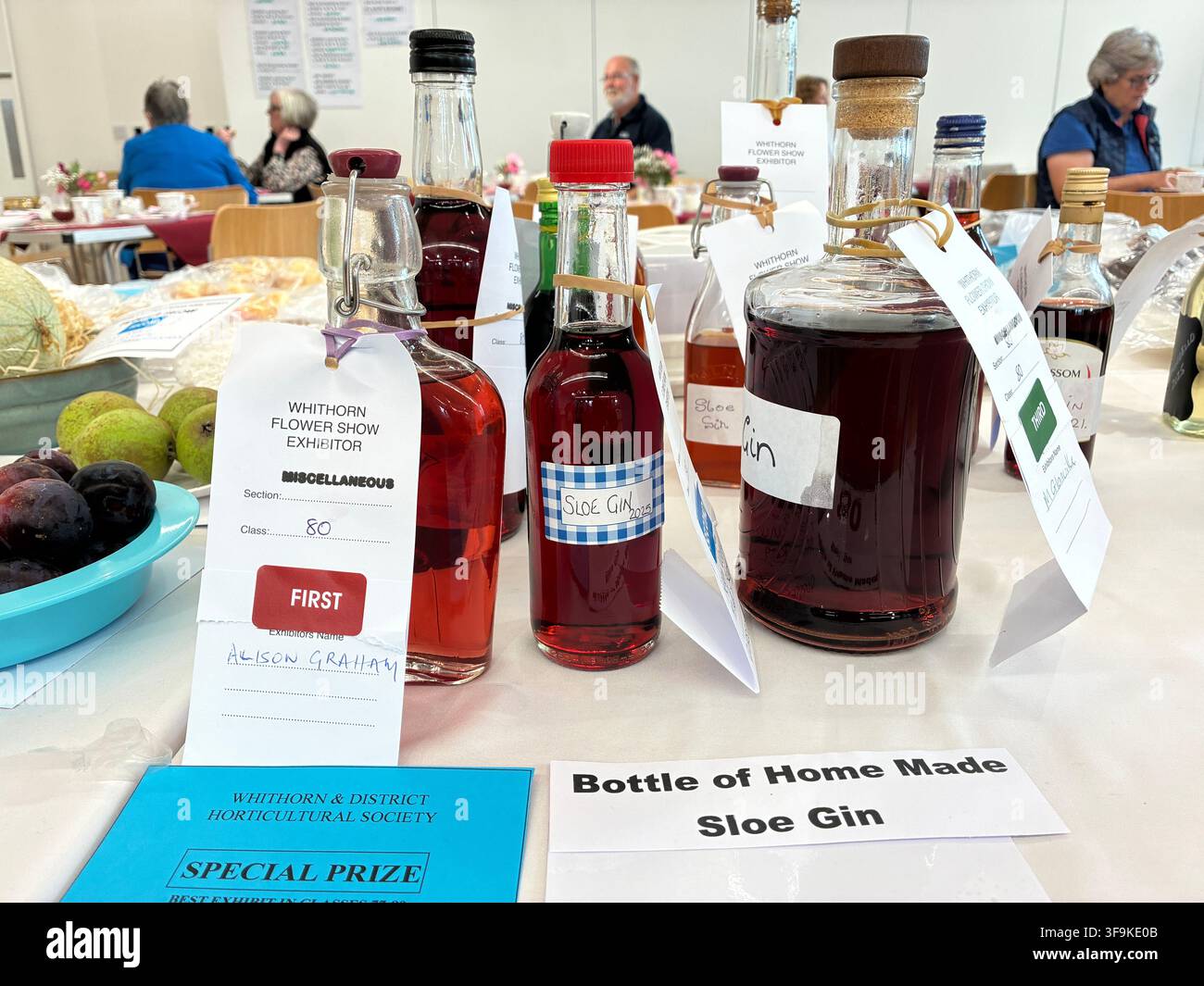 Hausgemachter Sloe Gin, ausgestellt bei einer örtlichen Dorffestveranstaltung in Großbritannien im August 2026 Stockfoto