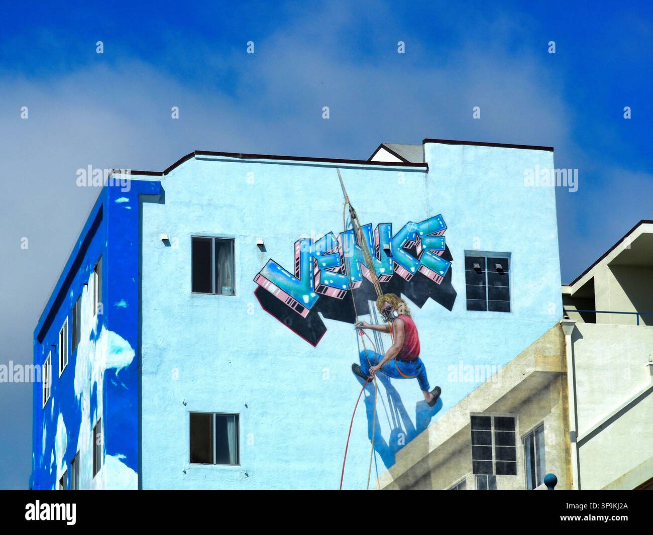 Los Angeles, Kalifornien, 14.10.2018 Beschreibung: Großes blaues Wandgemälde mit Venedig-Text an einem Gebäude in Los Angeles. Stockfoto