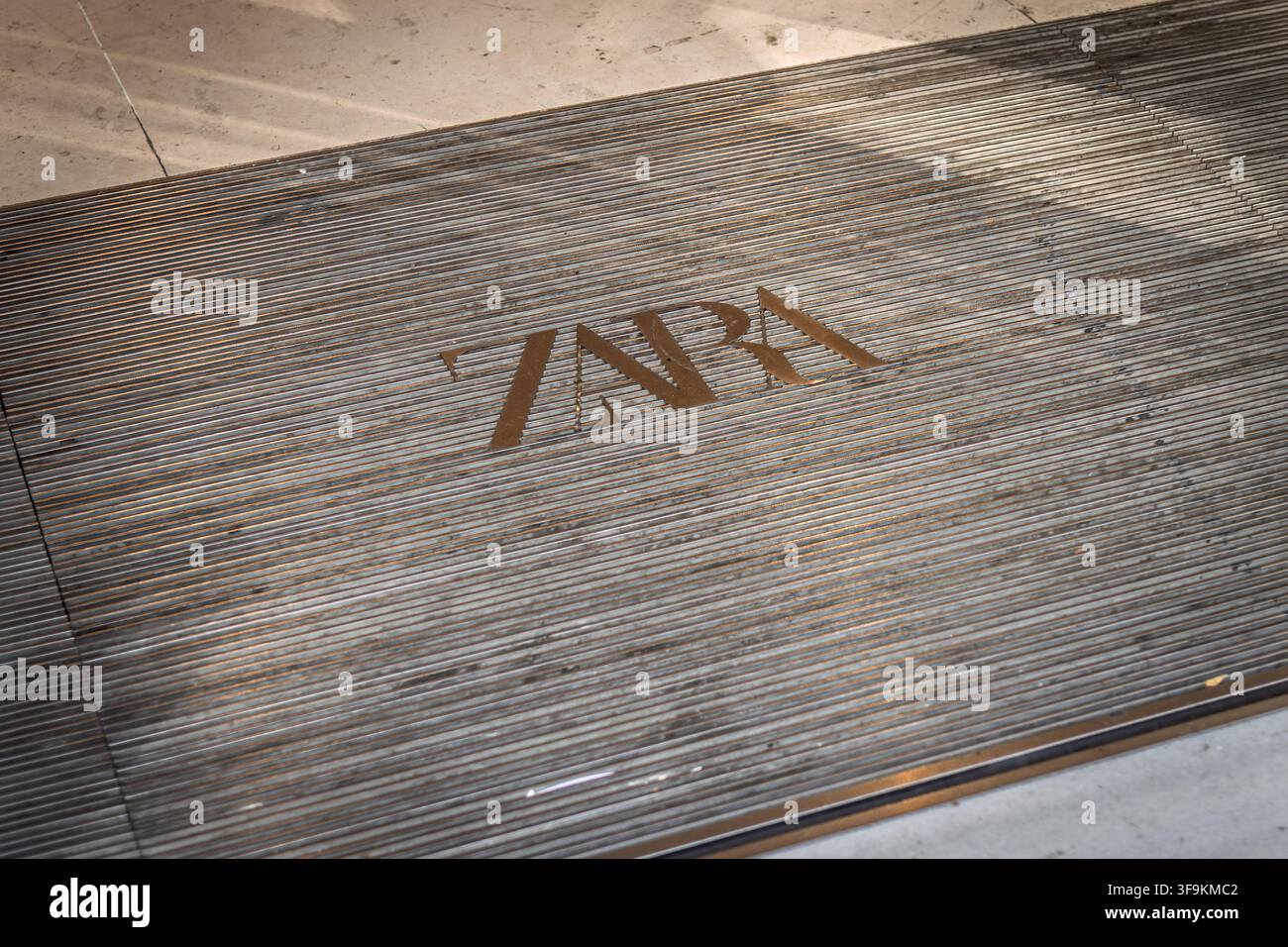 Das Zara-Logo ist in eine Lamellenmatte am Eingang eines Geschäfts in Barcelona eingeprägt. Stockfoto