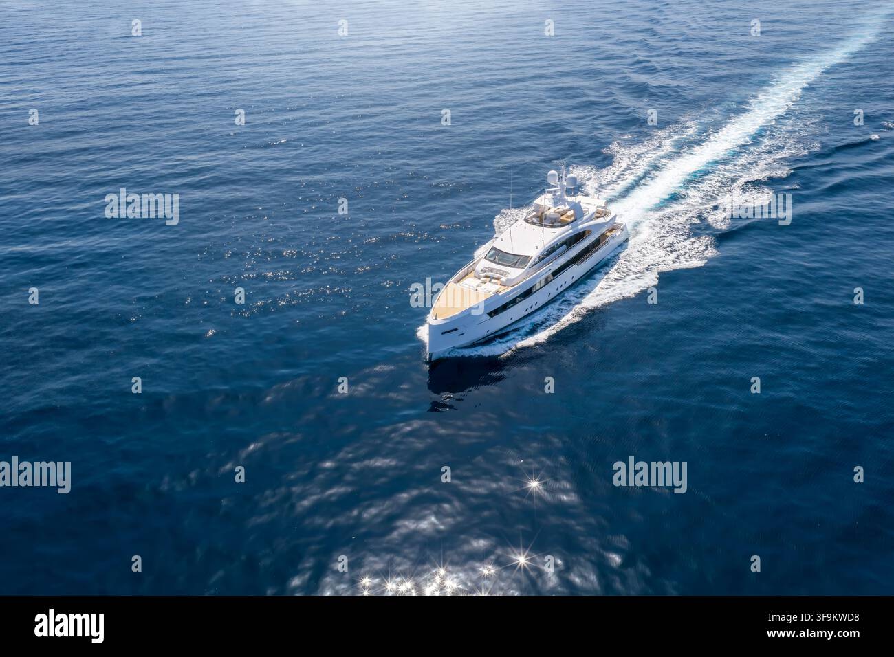 Luftaufnahme eines modernen Luxusyachts, der mit hoher Geschwindigkeit über ruhiges Meer fährt Stockfoto