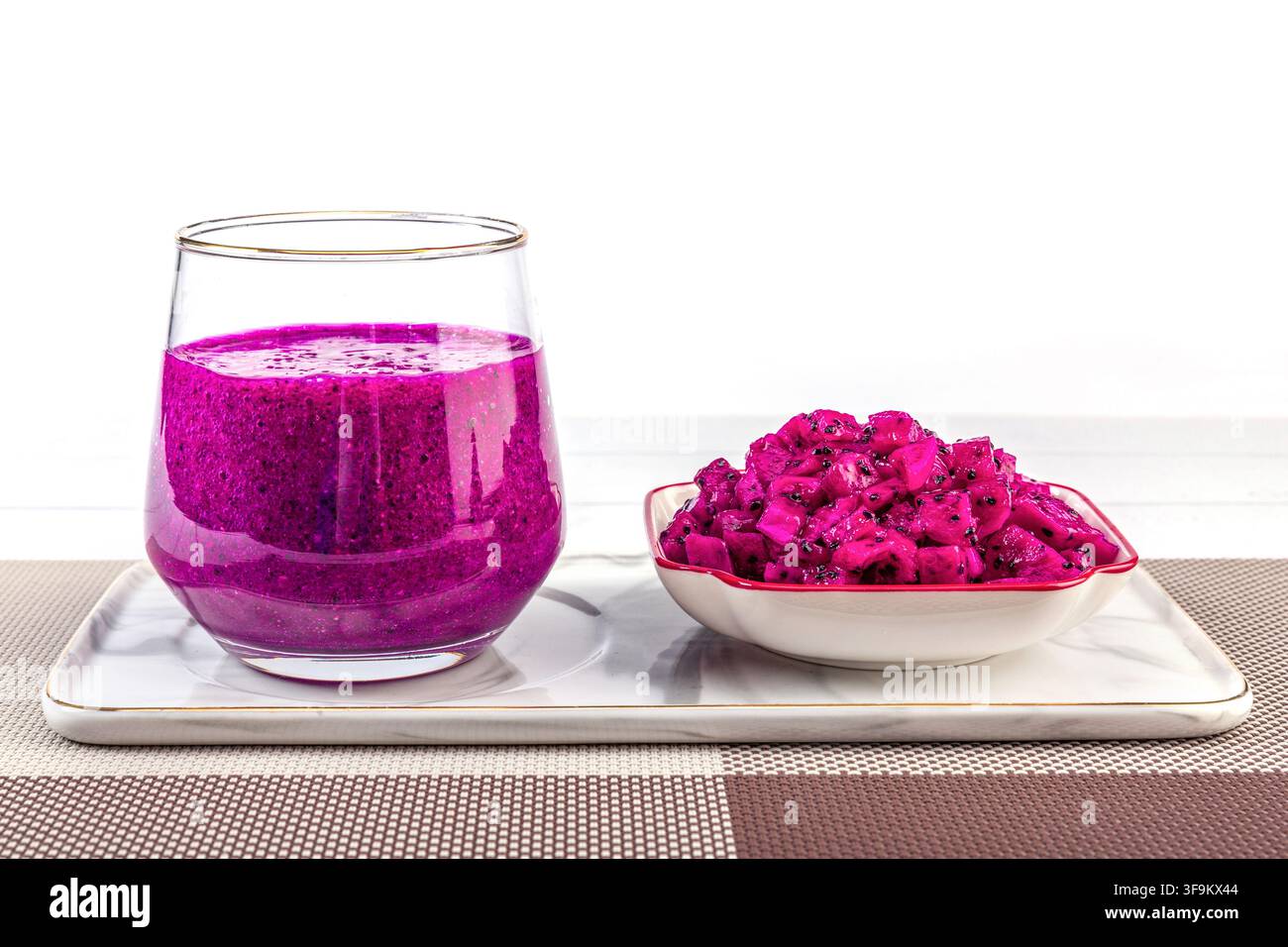 Frischer Drachenfrucht-Saft mit tropischem Fruchtaroma Stockfoto