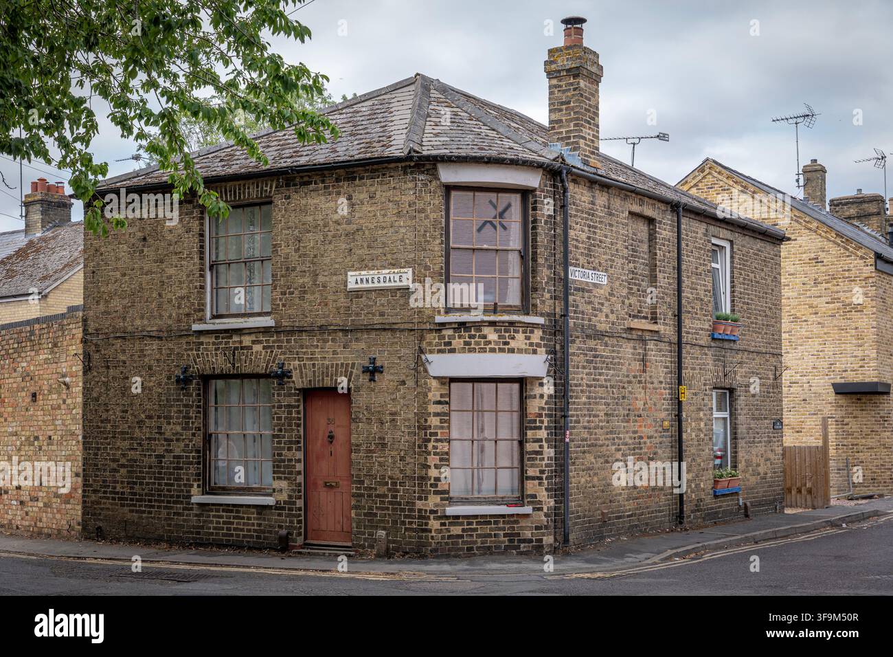 Erhaltene viktorianische Eckhaus-Terrasse in England Stockfoto