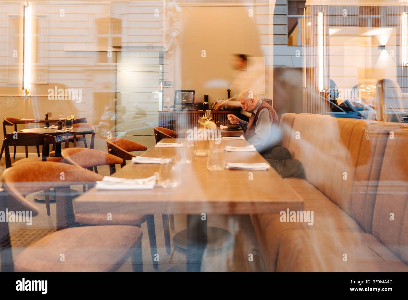 Italienisches Restaurantdesign mit warmer Farbatmosphäre Stockfoto