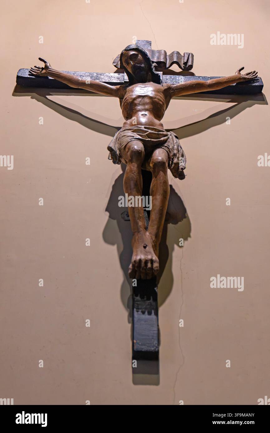 Historisches hölzernes Kruzifix mit Jesus Christus am Kreuz in der Kathedrale des Heiligen Andreas in Amalfi, Kampanien, Italien. Detaillierte Ansicht des mittelalterlichen oder Stockfoto