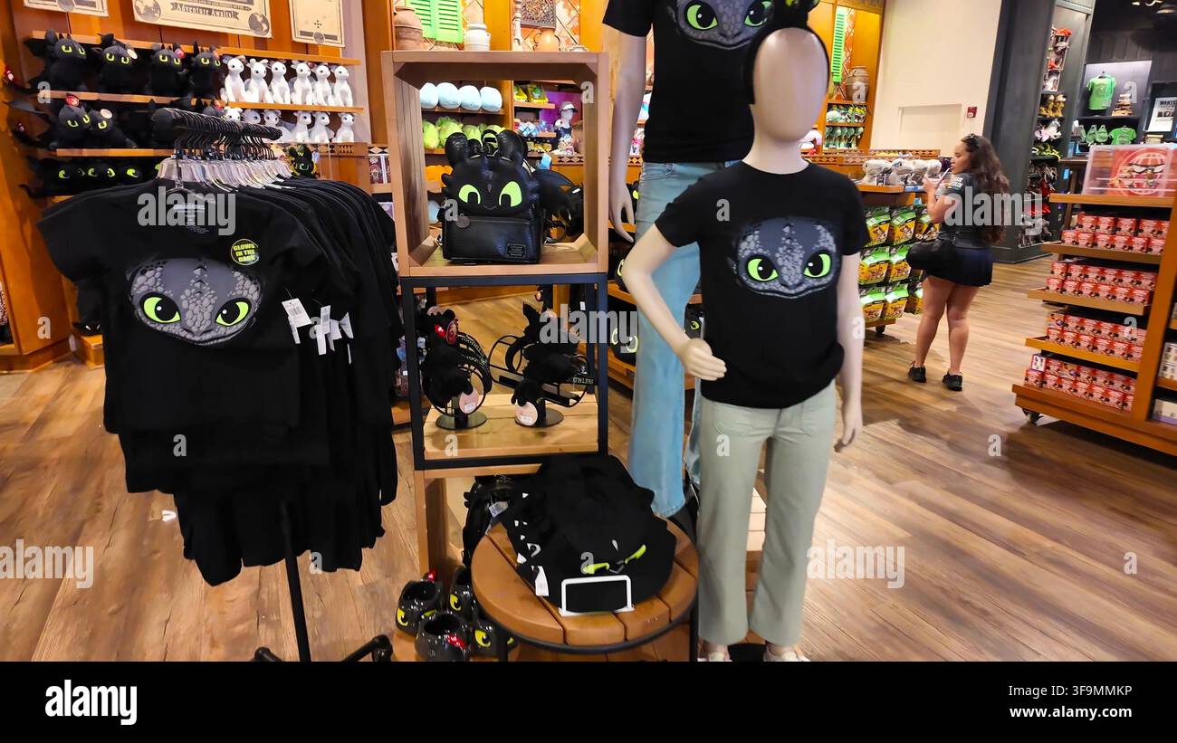 ORLANDO, FL, USA - 15. AUGUST 2026: In einem Einzelhandelsgeschäft zeigt ein Ausstellungsregal Rucksäcke, Bekleidung und Merchandise-Artikel, die um einen animierten Filmcharakter herum gestaltet sind Stockfoto