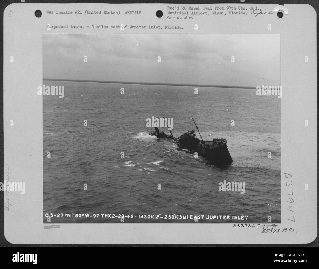 Luftbild eines torpedierten Tankers, 3 Meilen östlich von Jupiter Inlet, Florida, empfangen vom 97. Beobachtungsgeschwader am 20. März 1942 während des Zweiten Weltkriegs. Stockfoto